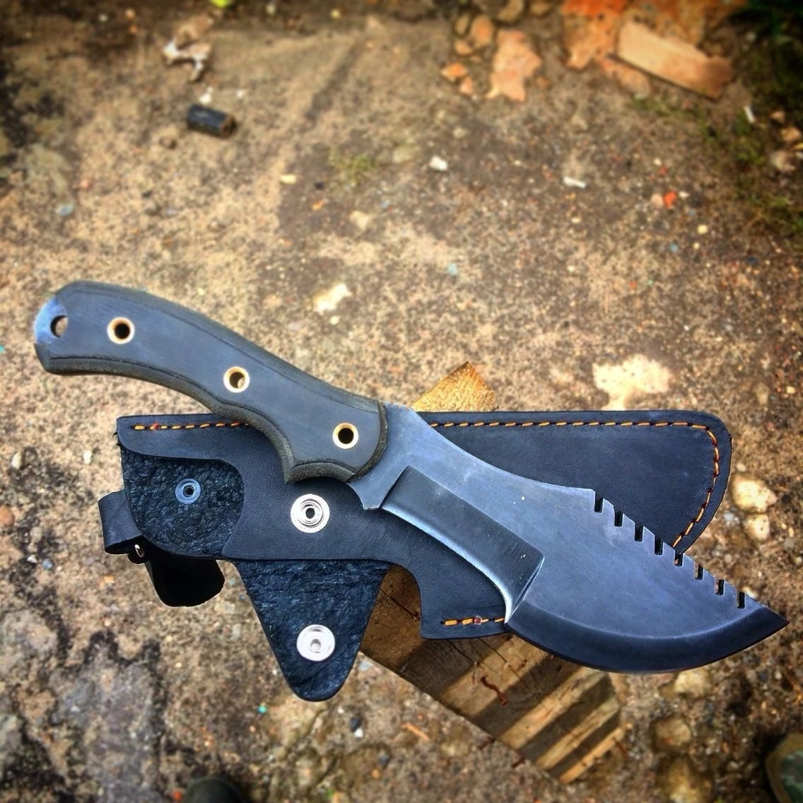 UBR CUSTOM HANDMADE HIGH CARBON STEEL HUNTING TRACKER KNIFE WITH LEATHER SHEATH