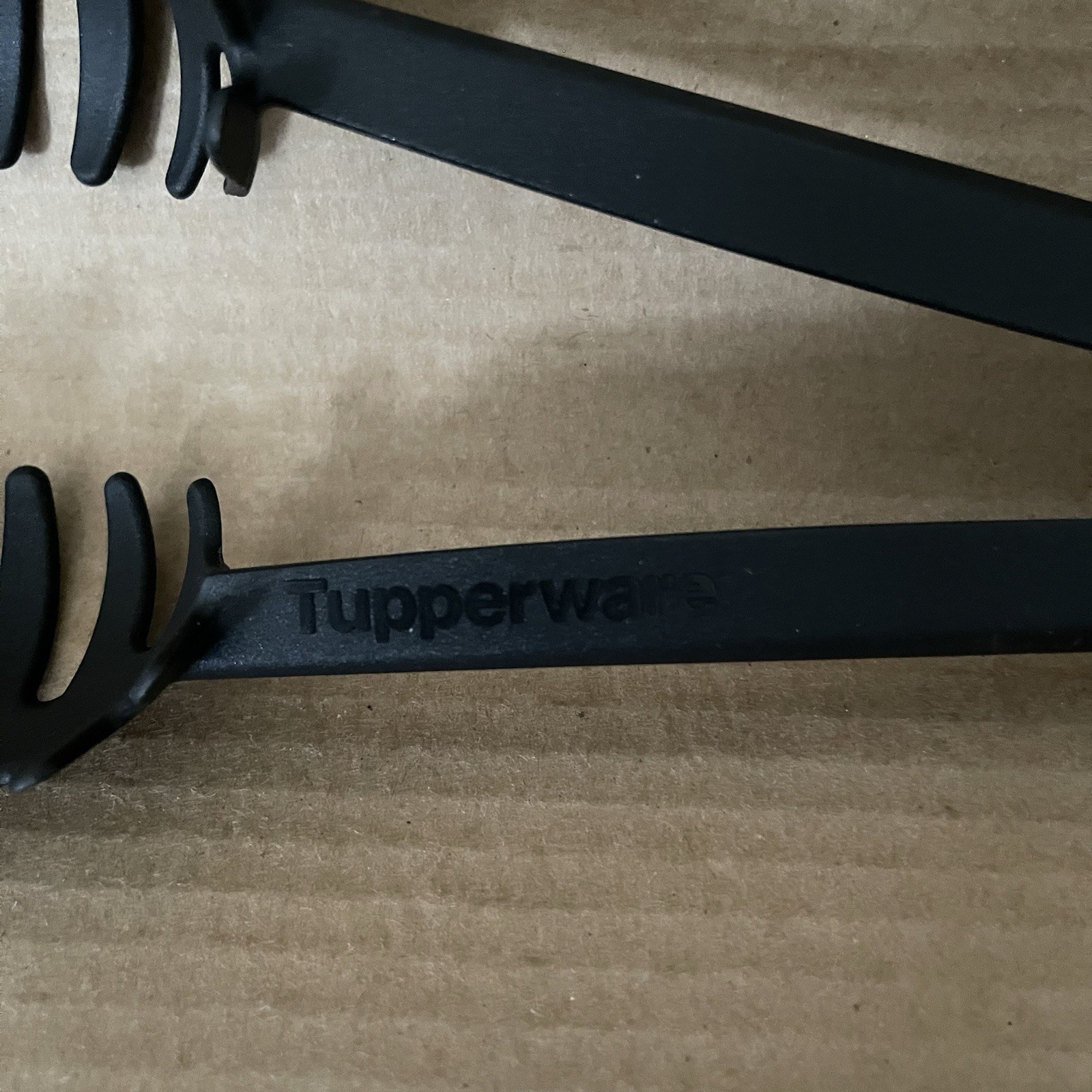 Tupperware Pasta Tongs Claw Grabber Spaghetti Utensil Black #4229