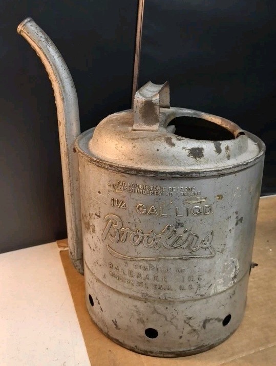 VINTAGE GALVANIZED BROOKINS 1 1/4 GALLON METAL OIL CAN THUMB VALVE SWING SPOUT