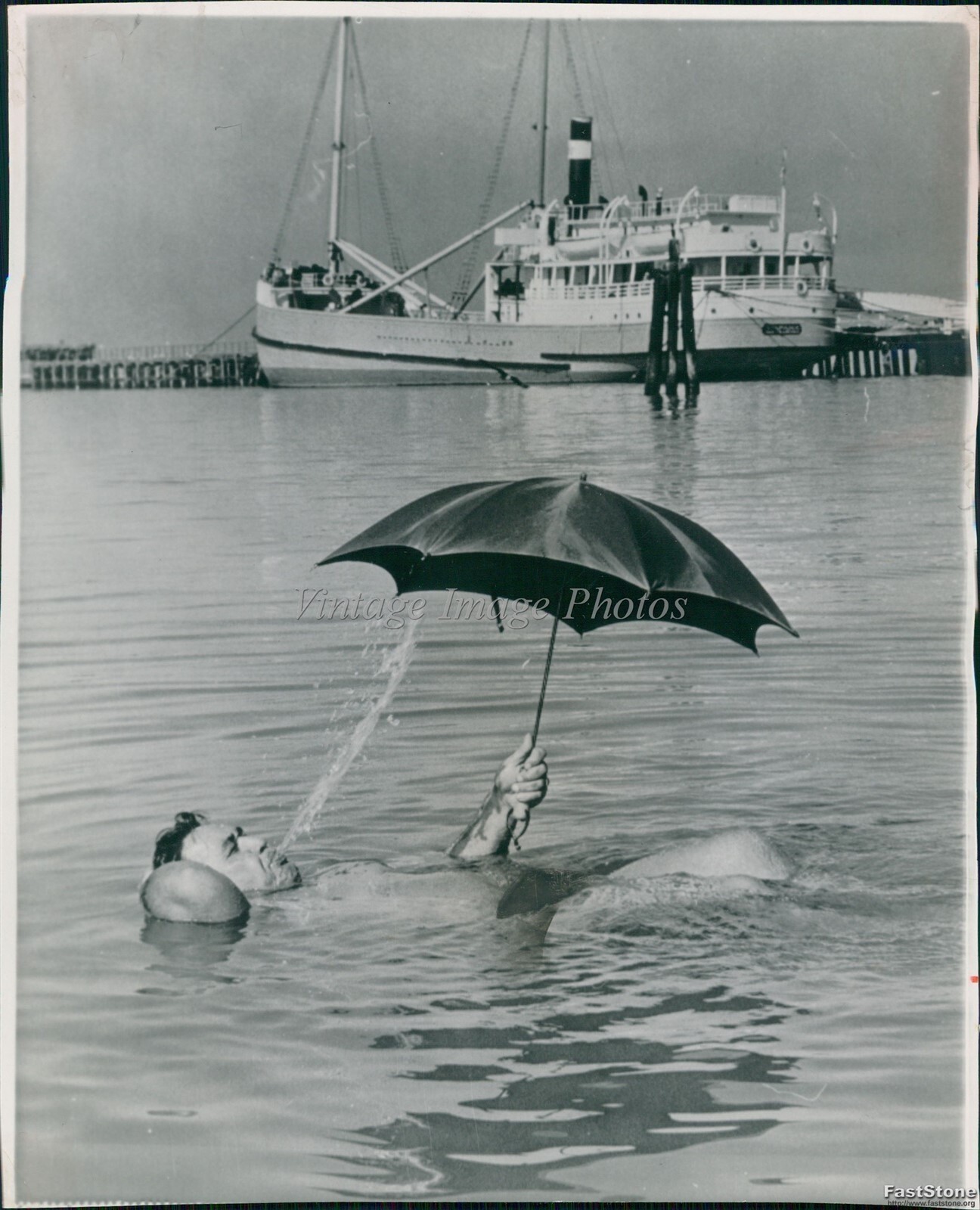 1985 Isaac Papke Relaxes Before Swim From Farallone Islands Sports Photo 6×8