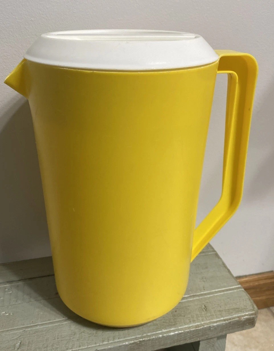Vintage Rubbermaid 1 Gallon Pitcher Yellow #2718 With Lid