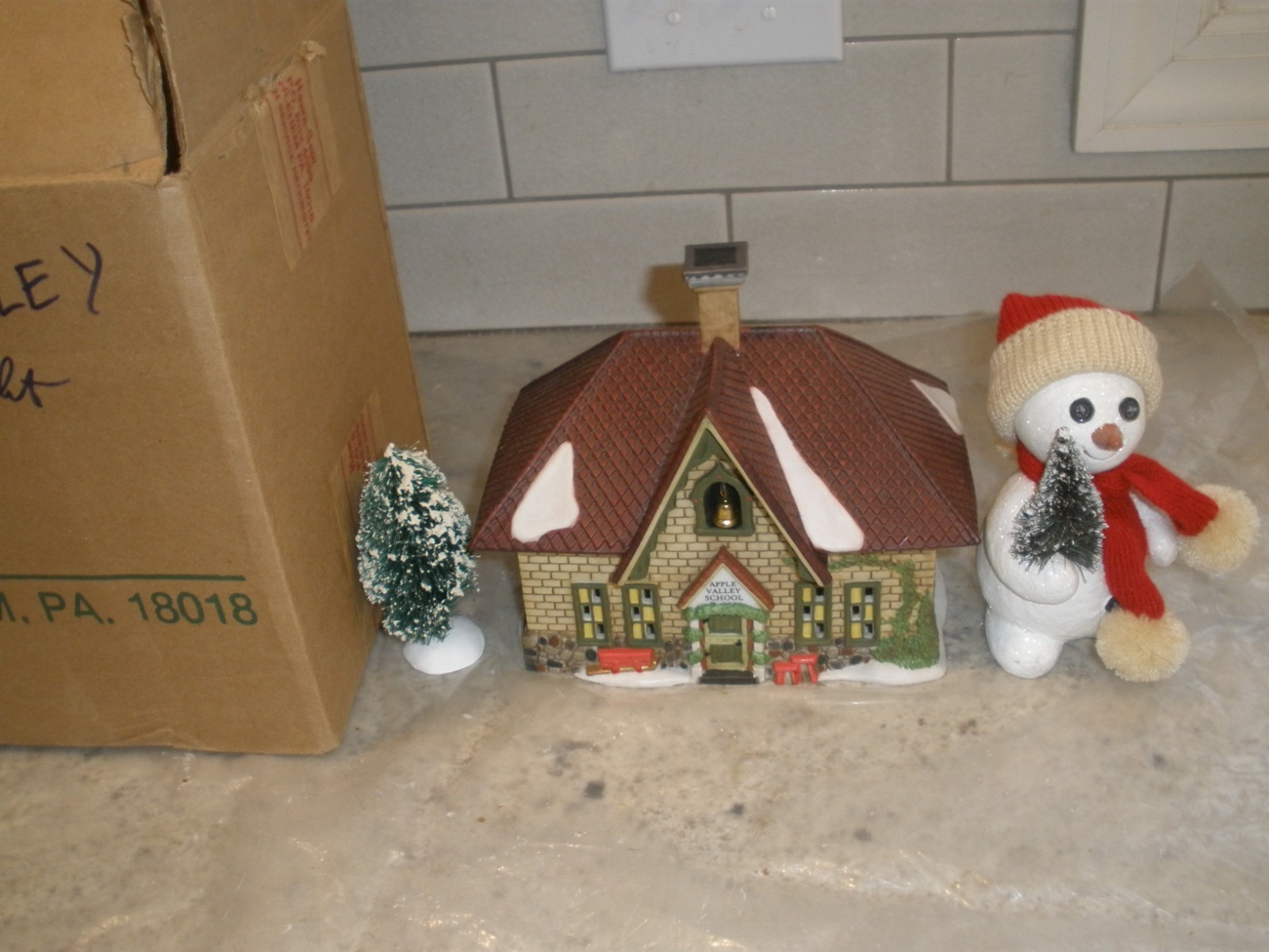 DEPARTMENT 56 APPLE VALLEY SCHOOL BUILDING LIGHT WORKS