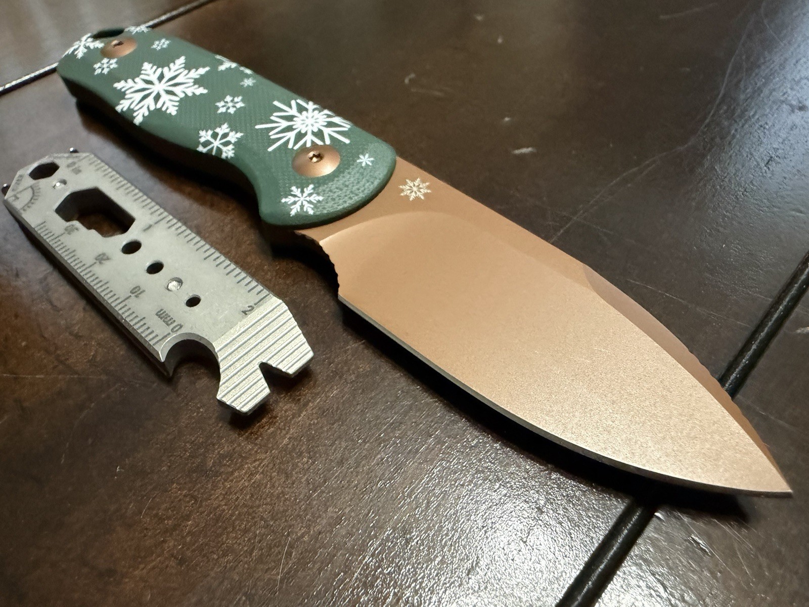 Kizer Drop Bear Fixed Blade Knife Christmas Edition & Kizer Pac-Bar Brown