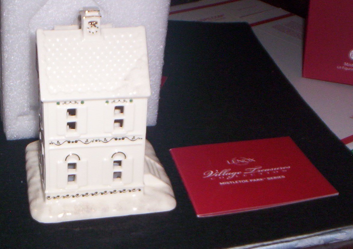 LENOX Mistletoe Park VICTORIAN HOUSE Lights Up NIB