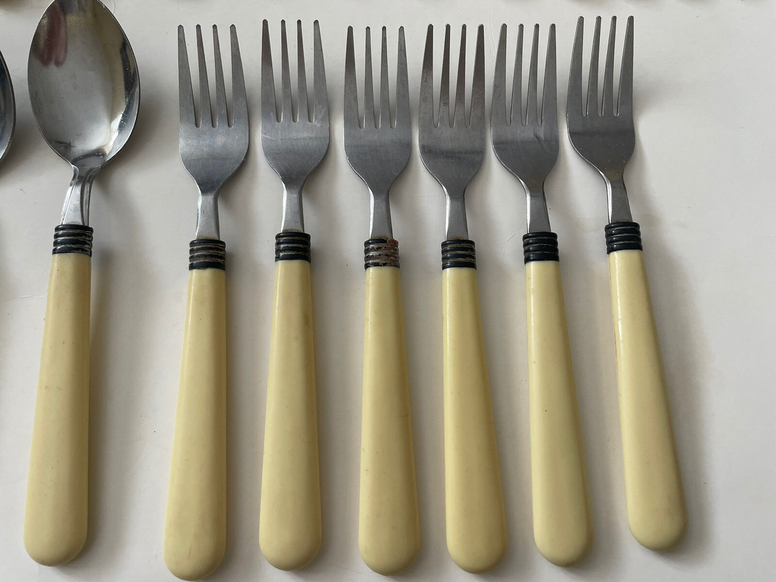 32 Gibson Pale Yellow Off White Plastic Handle Dinner Knife Spoon Fork Flatware