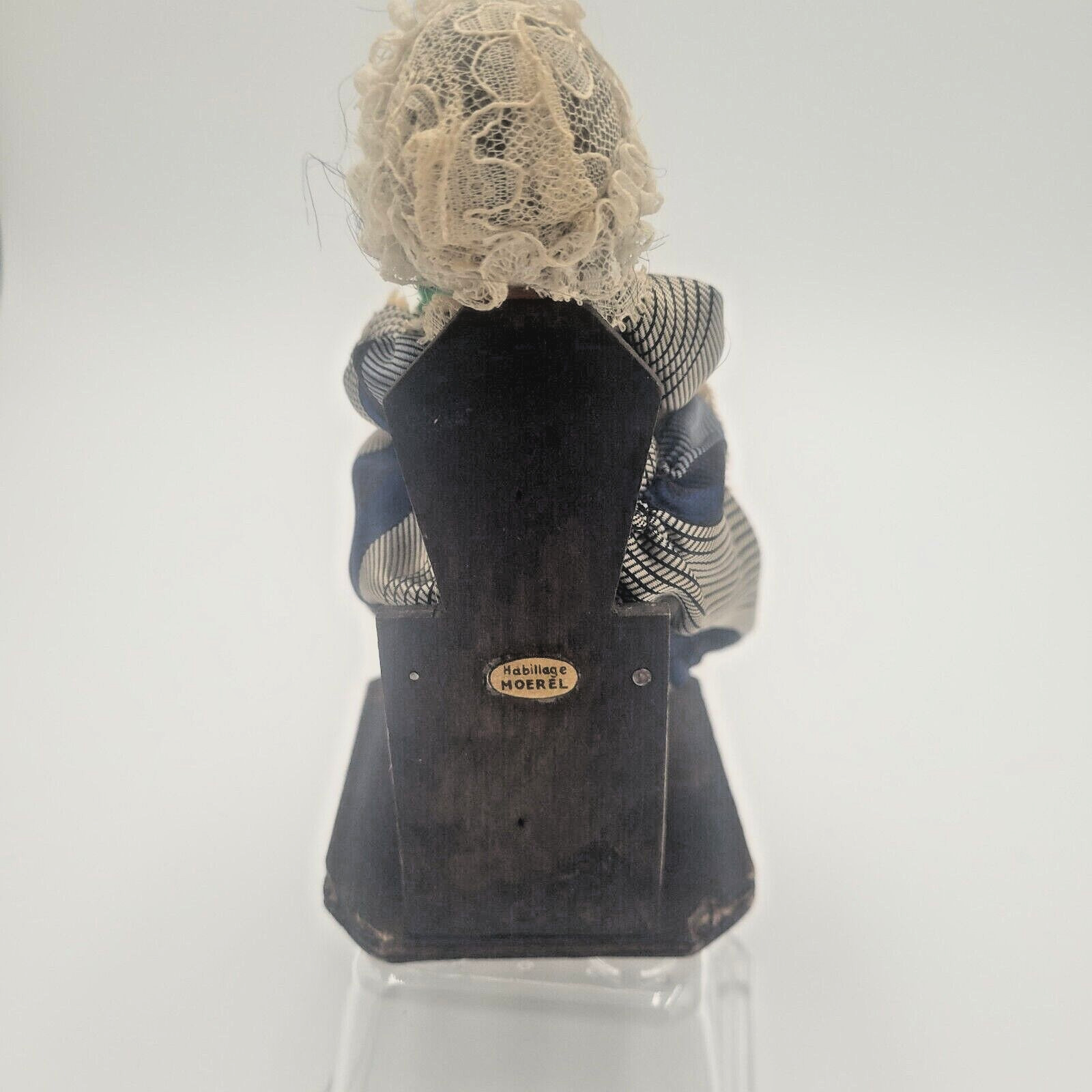 Habillage Moerel Lacemaker Belgium figure 6 “. Wood, cloth, plastic, lace
