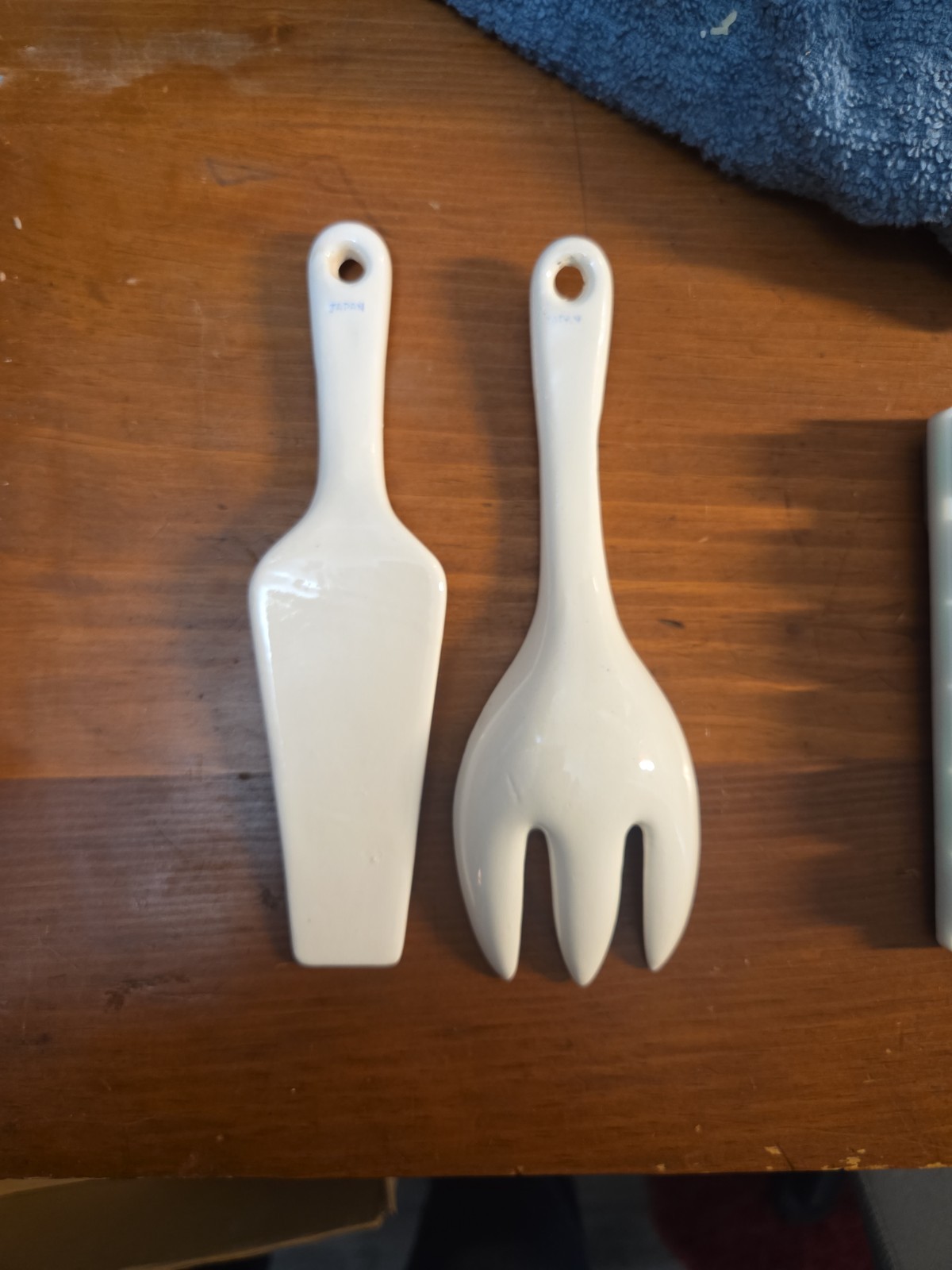 CERAMIC PIE CAKE SERVER & SPORK (Spoon Fork), JAPAN, 7″, Islanders Guitar Dance