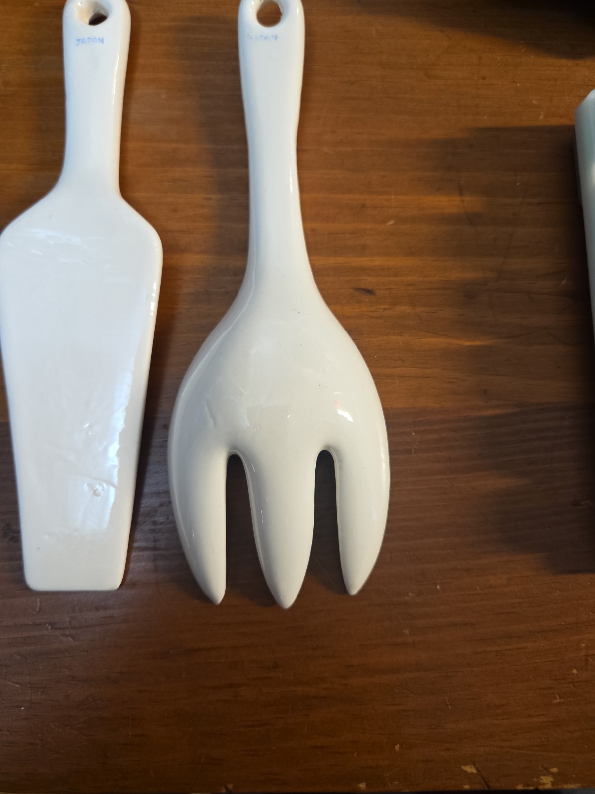 CERAMIC PIE CAKE SERVER & SPORK (Spoon Fork), JAPAN, 7″, Islanders Guitar Dance