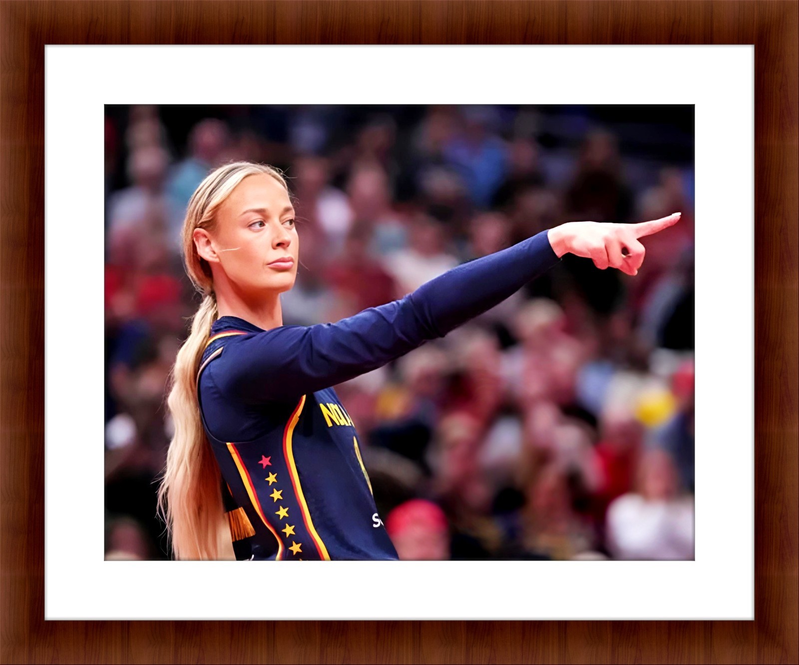 Sophie Cunningham Pointing 8.5 x 11 Color Unframed Photograph Collectable Print