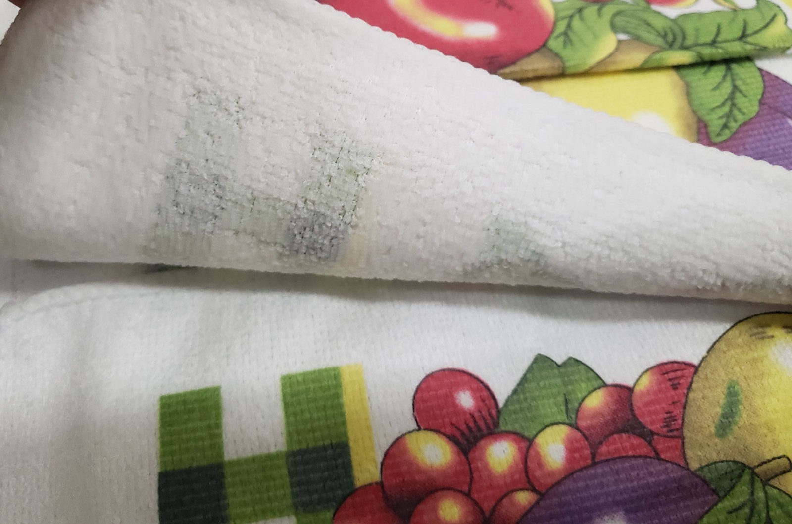 2 SAME KITCHEN MICROFIBER TOWELS (15″x25″) BRIGHT FRUITS