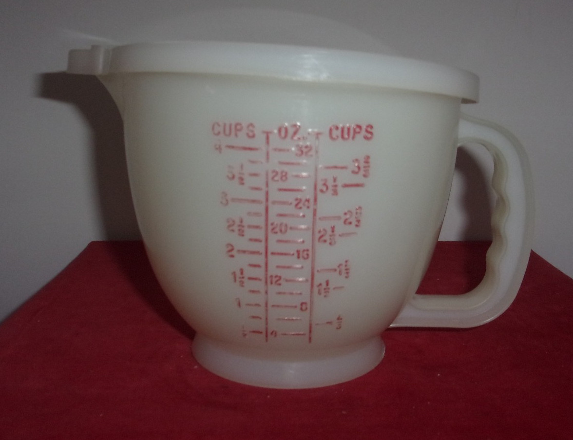 Tupperware Mix N Store measuring cup pitcher 4 cup 32 oz w lid 1288 vtg 1977 GUC