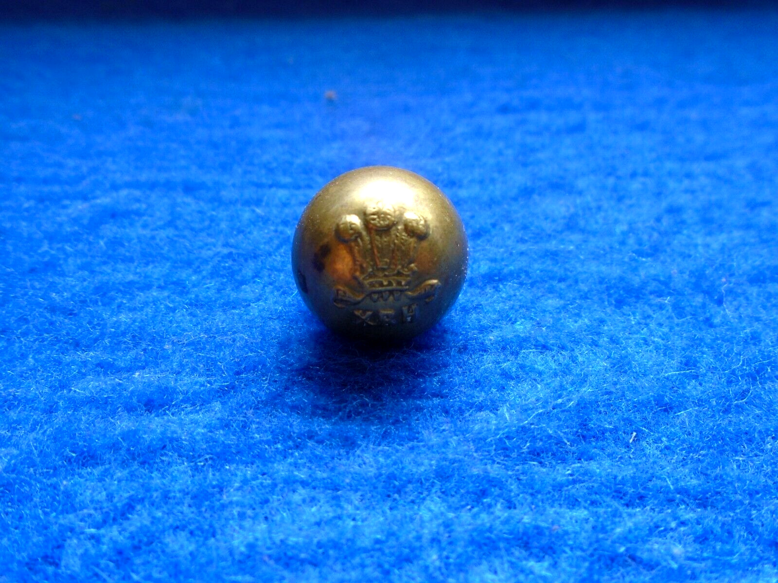PRE 1969 10TH ROYAL HUSSARS 16MM BRASS BALL BUTTON