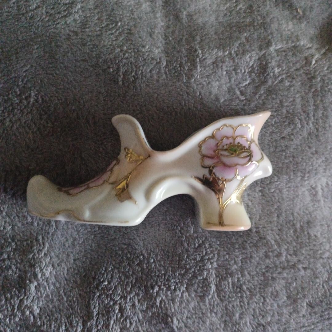 Antique 2 1/2″ Tall Marked (Y G502) Floral Decoration Shoe Collecticle Statue