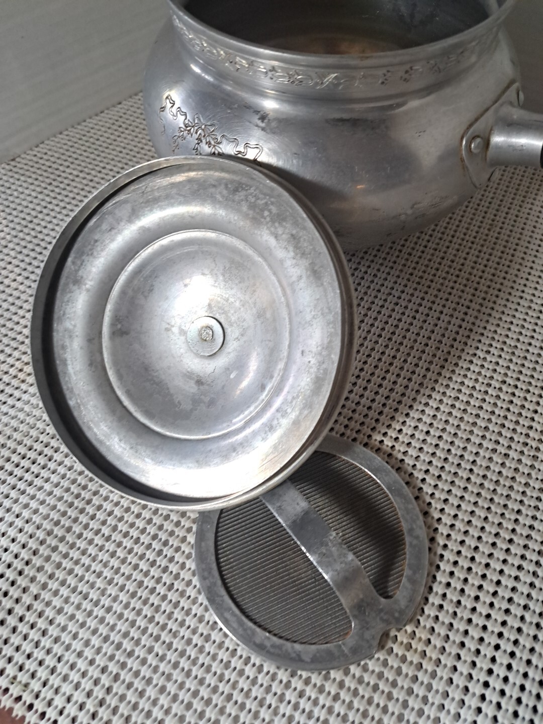Vintage Top Steamer Pan Tea Cider Sifter Aluminum Holiday Mistletoe Wreath Decor