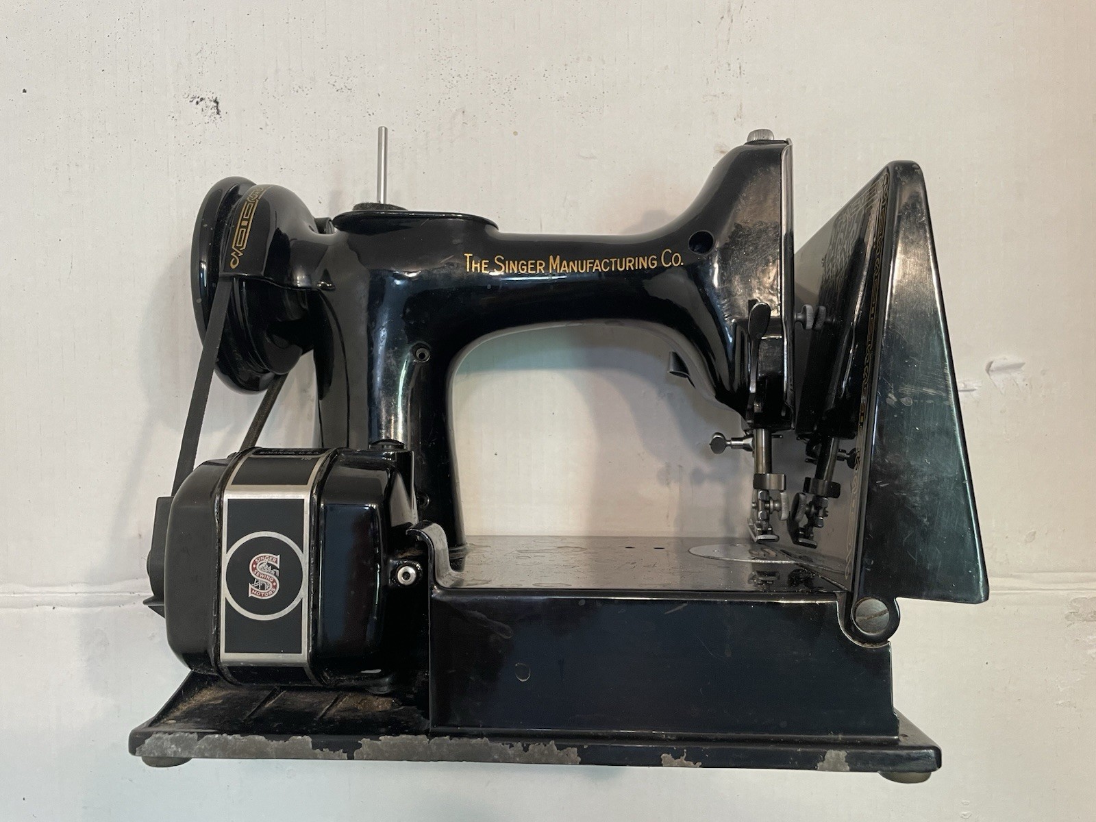 SINGER 221 Featherweight Sewing Machine 1947 W/Case & Access. Good Working Cond.