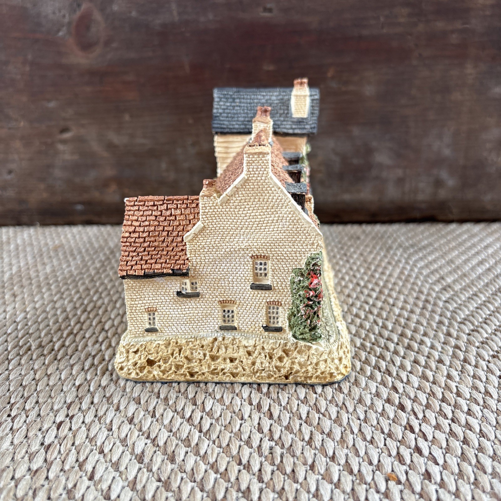 Cottages Collection by David Winter “The Lion” Pub