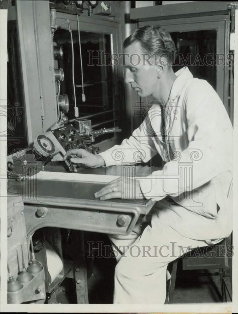 1934 Press Photo Howard Meany of Sperry Detector Car works at recording table