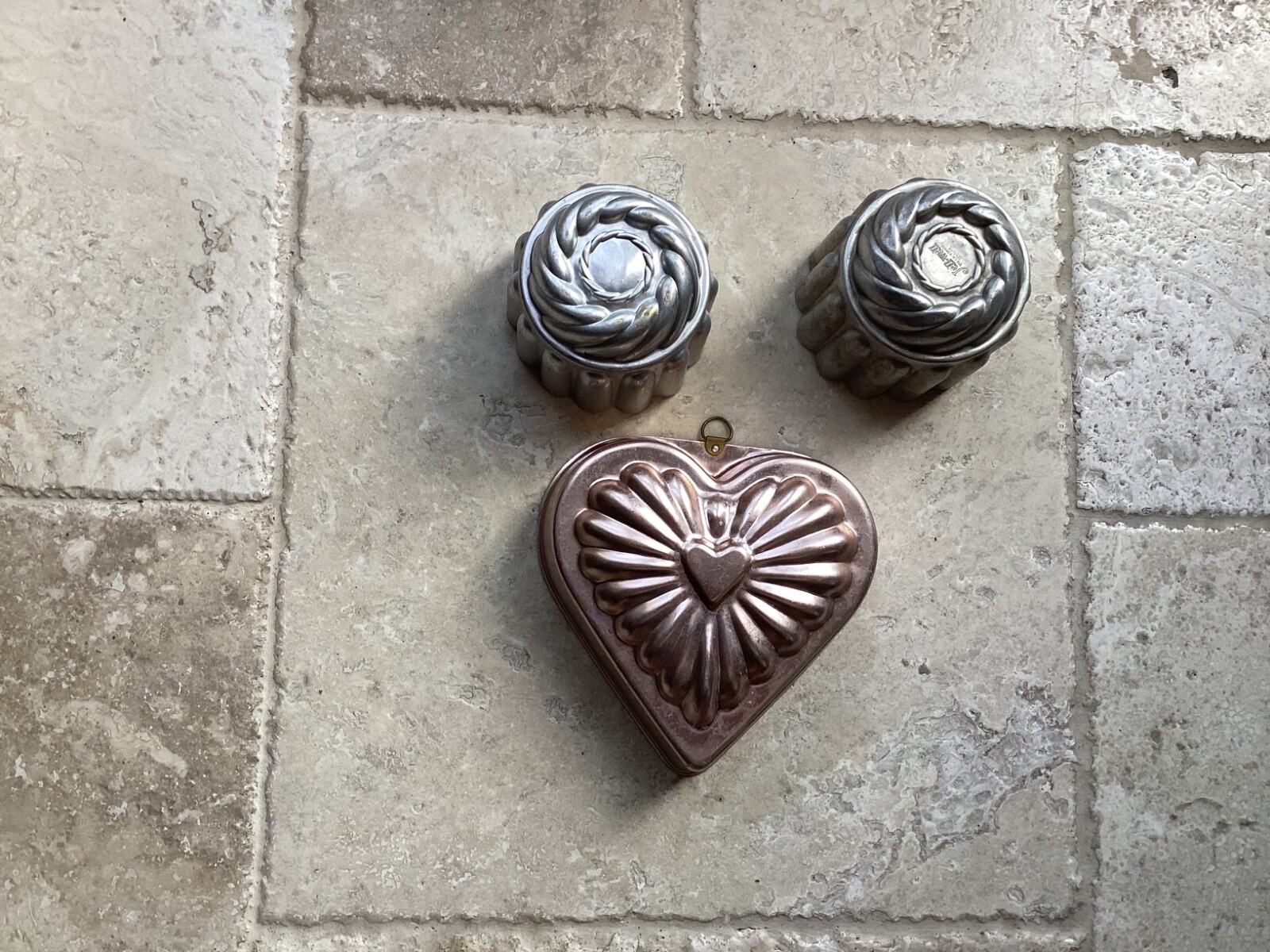 Copper toned aluminum heart jello mold + two other tins kitchen decor