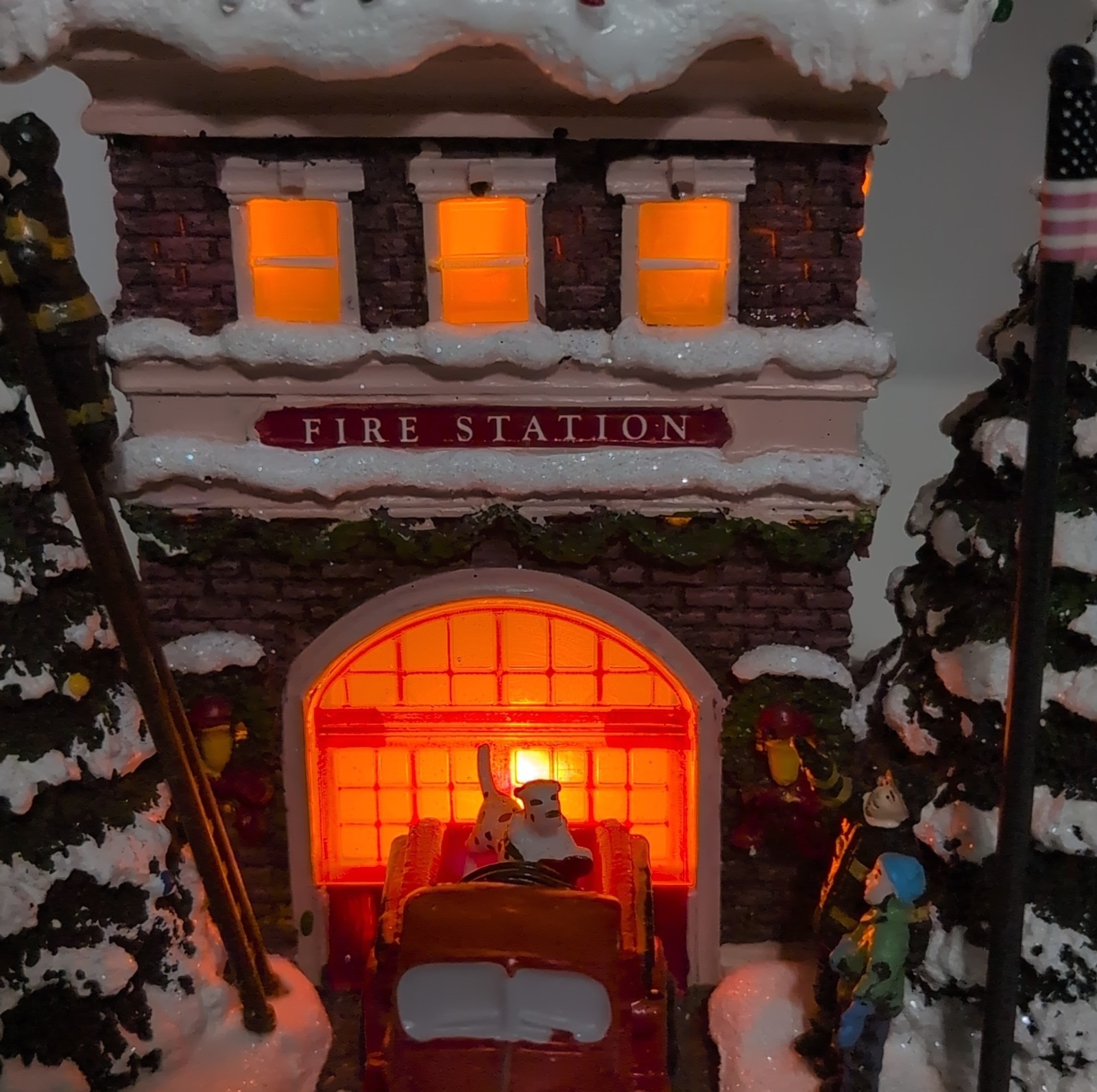 Thomas Kinkade Light Up Christmas Village Fire Station Firemen First Responders
