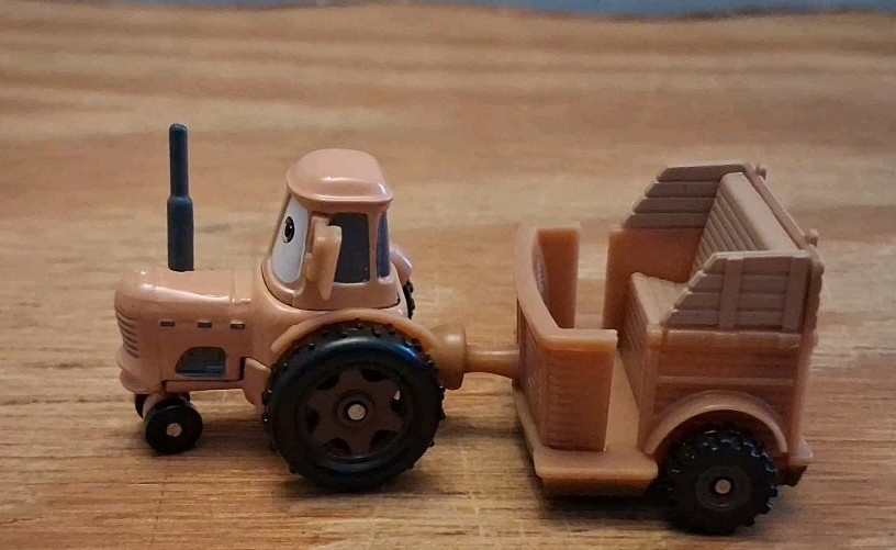 Mater’s Junkyard Jamboree Disney Parks Exclusive Ride Vehicle Rare Die-cast 2.5″