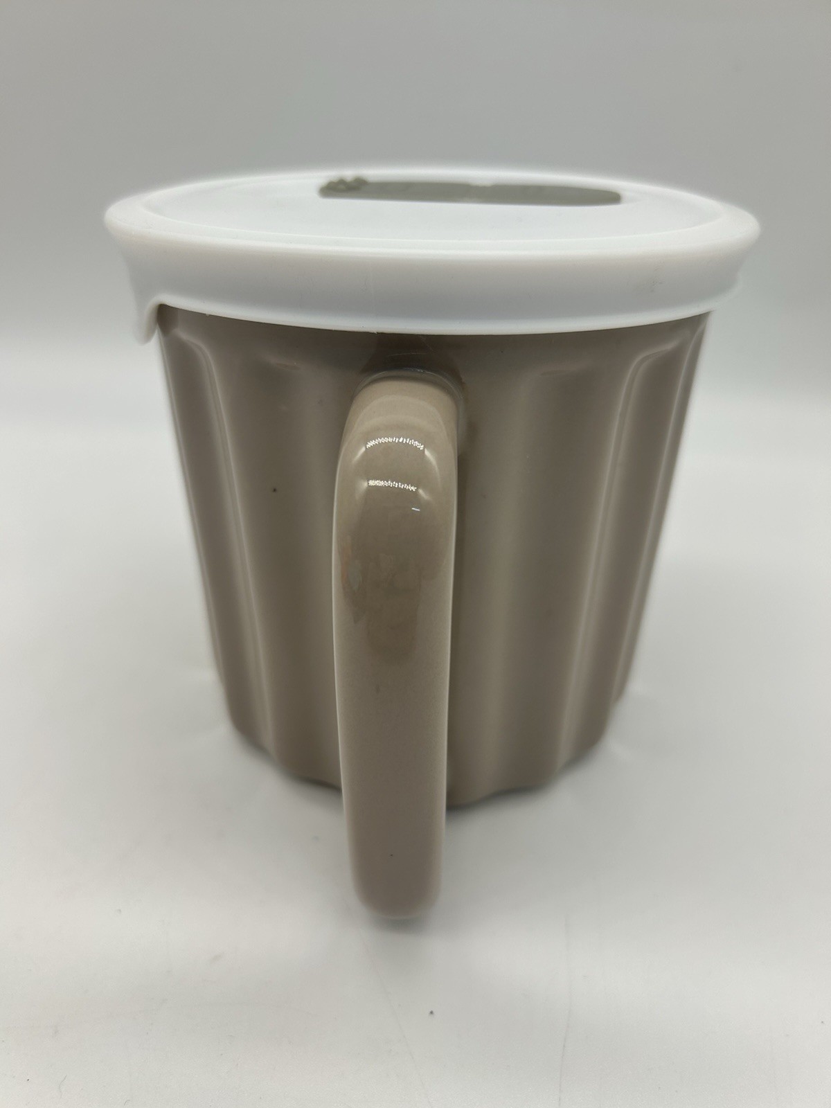 Crofton Stoneware oversized mug w/lid tan 20 fl oz coffee soup tea drink through