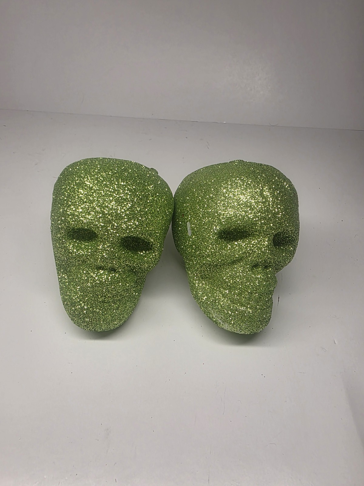 FOAM GREEN GLITTER HANGING HALLOWEEN SKULL DECOR WITH CLIP 2 PCS
