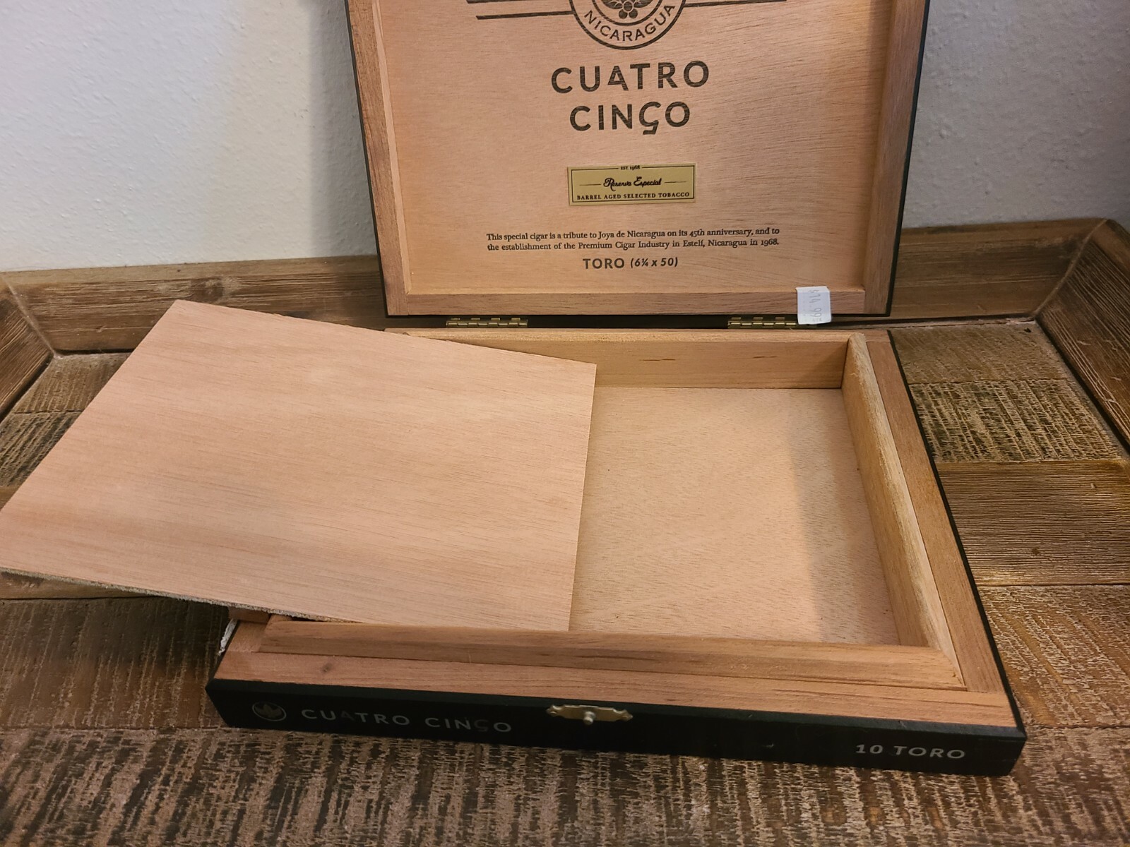 Empty Cuatro Cinco Joya De Nicaragua Wood Cigar Box 9 1/4″ x 7 3/4″ x 1 1/4″