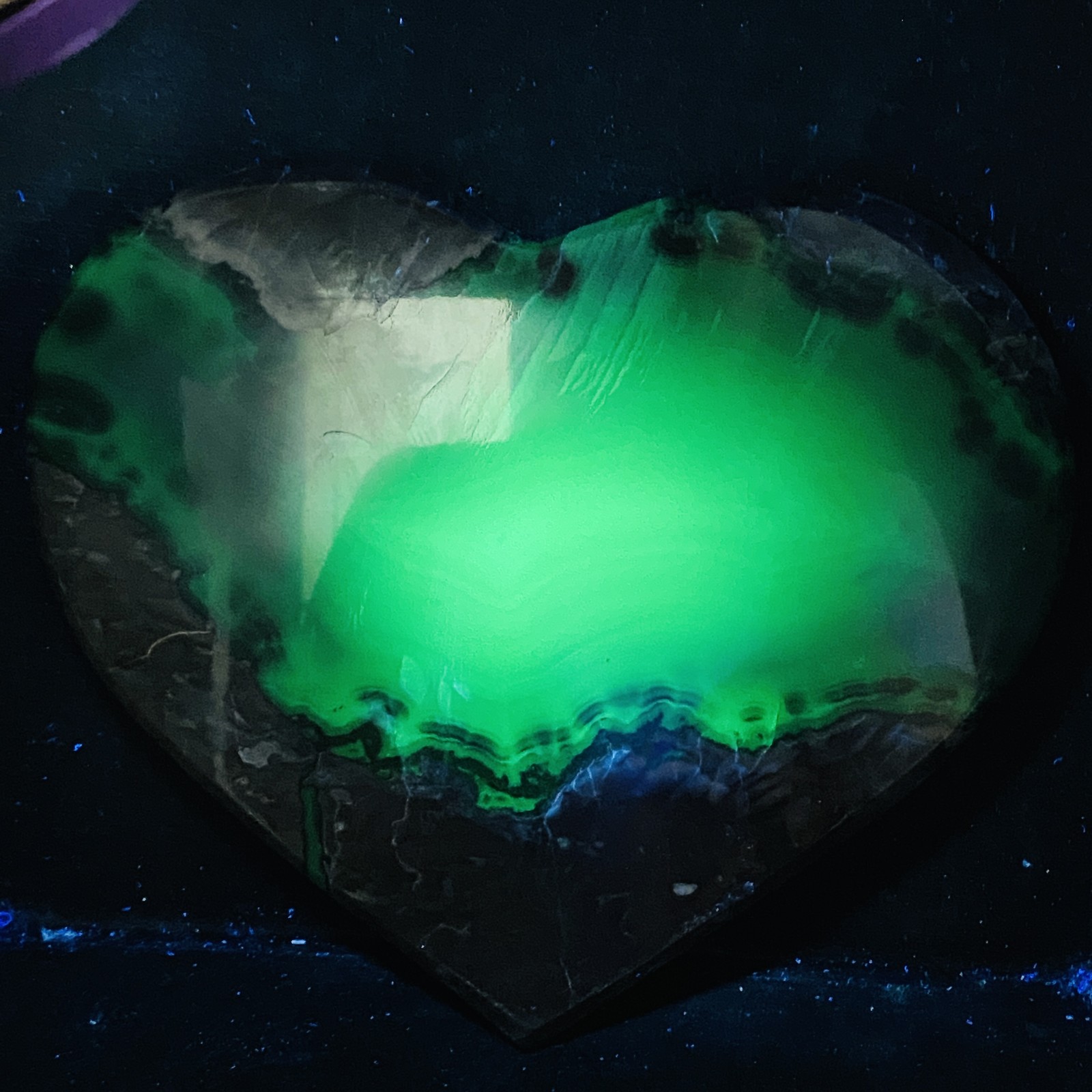 Natural Rare Volcanic Agate Crystal Heart carving 4560G (UV reactive crystal)