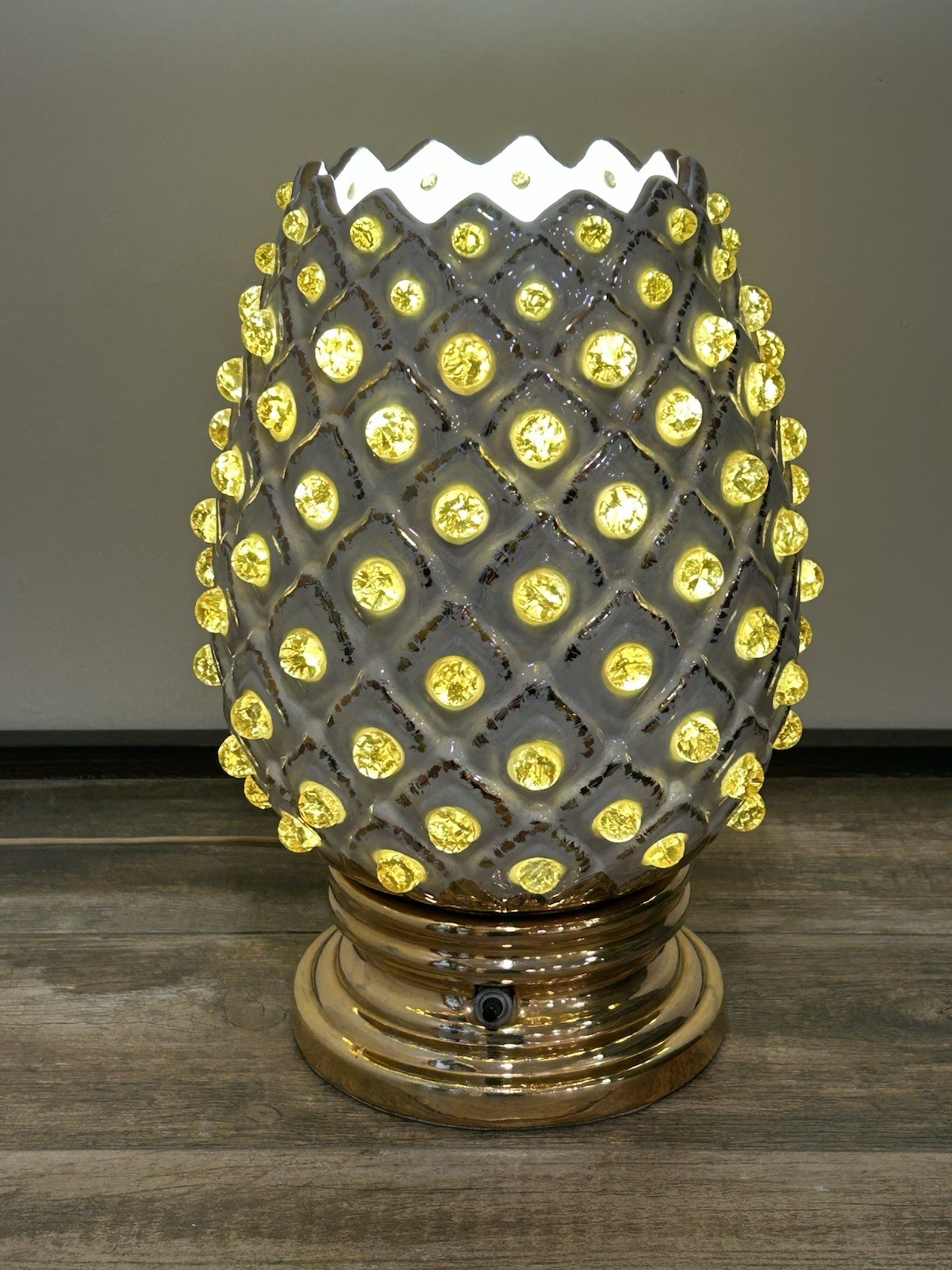 Vintage Mid-Century Ceramic Pineapple Table Lamp w/ Gold Color Base & Accents