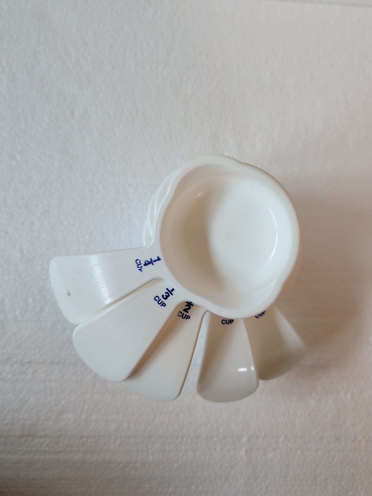 Tupperware 5 Measuring Cups Set 3479C-3483C White Curved Handles 1/4 to 3/4 Cup