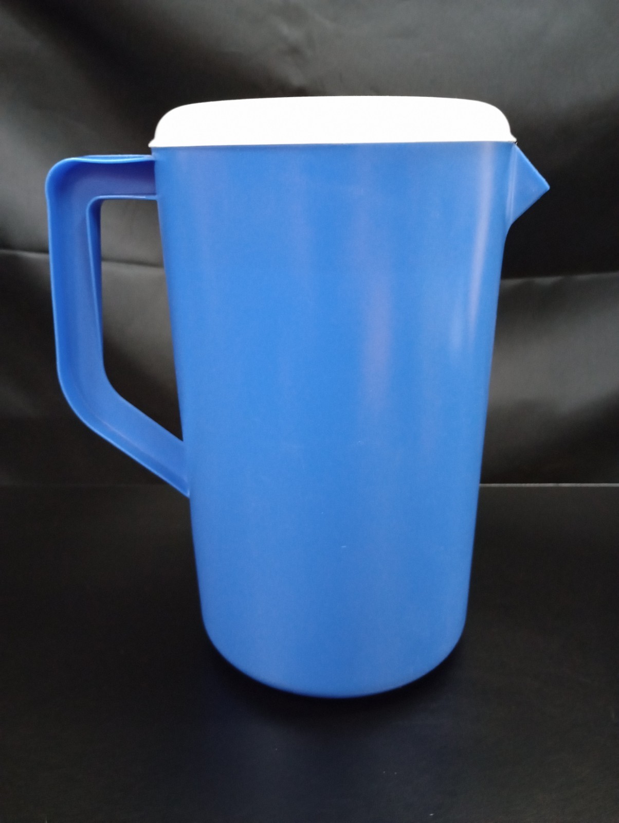 Rubbermaid 1 Gallon Pitcher Blueish Gray #2718 With White Lid USA Made Vintage