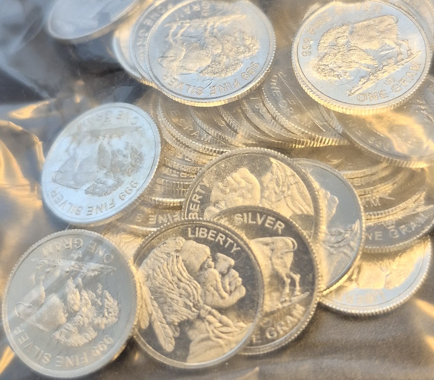 TWO SILVER ROUNDS–(2) TWO 1-GRAM SILVER ROUNDS MAKE UP THIS SILVER BULLION LOT