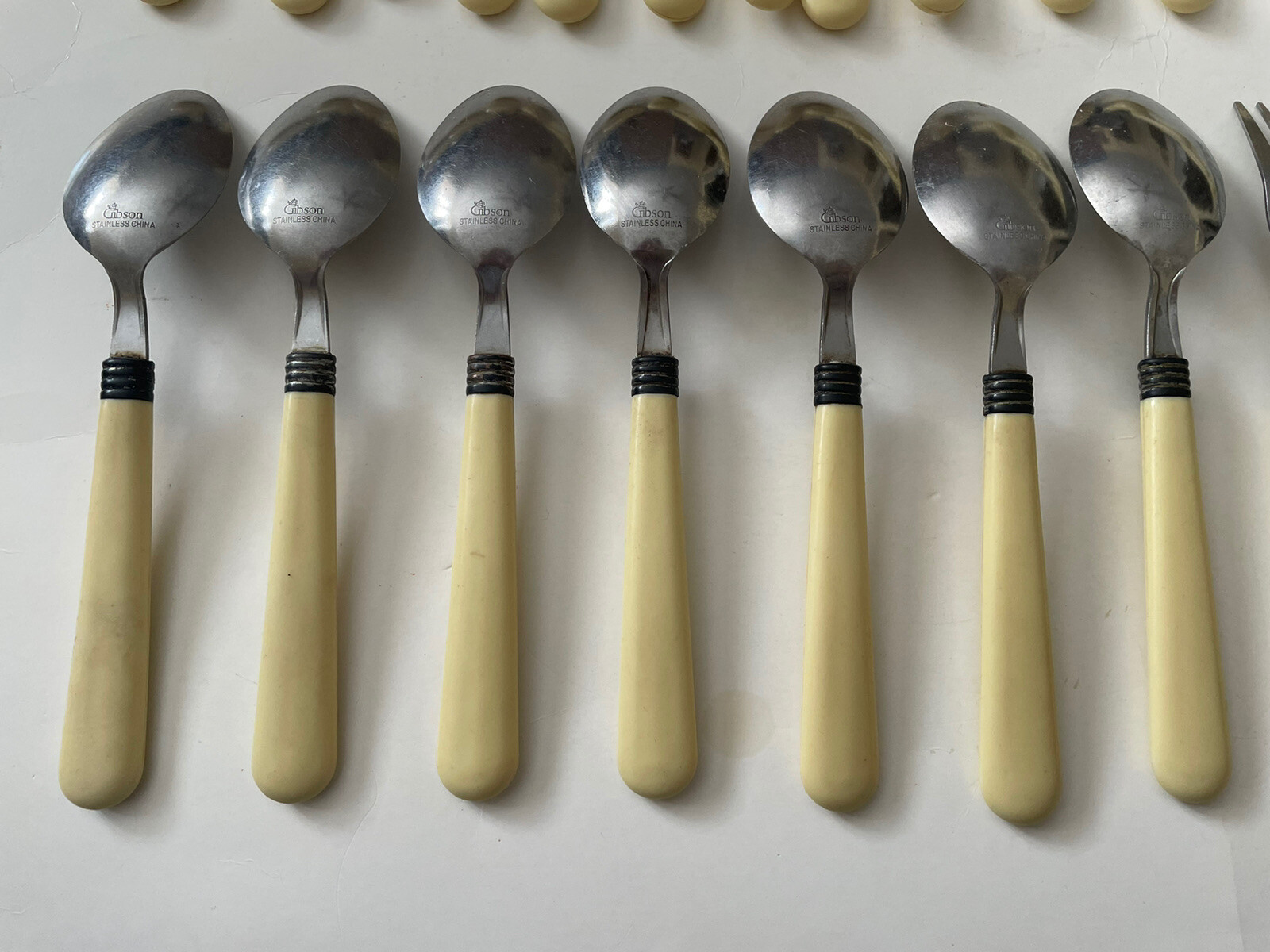 32 Gibson Pale Yellow Off White Plastic Handle Dinner Knife Spoon Fork Flatware