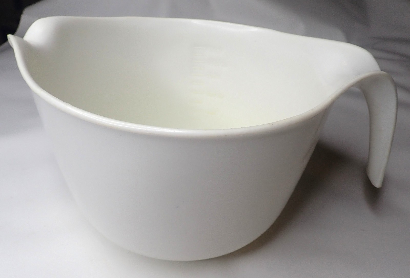 Vtg Rubbermaid #2663 White Batter Mixing Bowl 3 Qt 12 Cup Grip N Mix Pour Spout