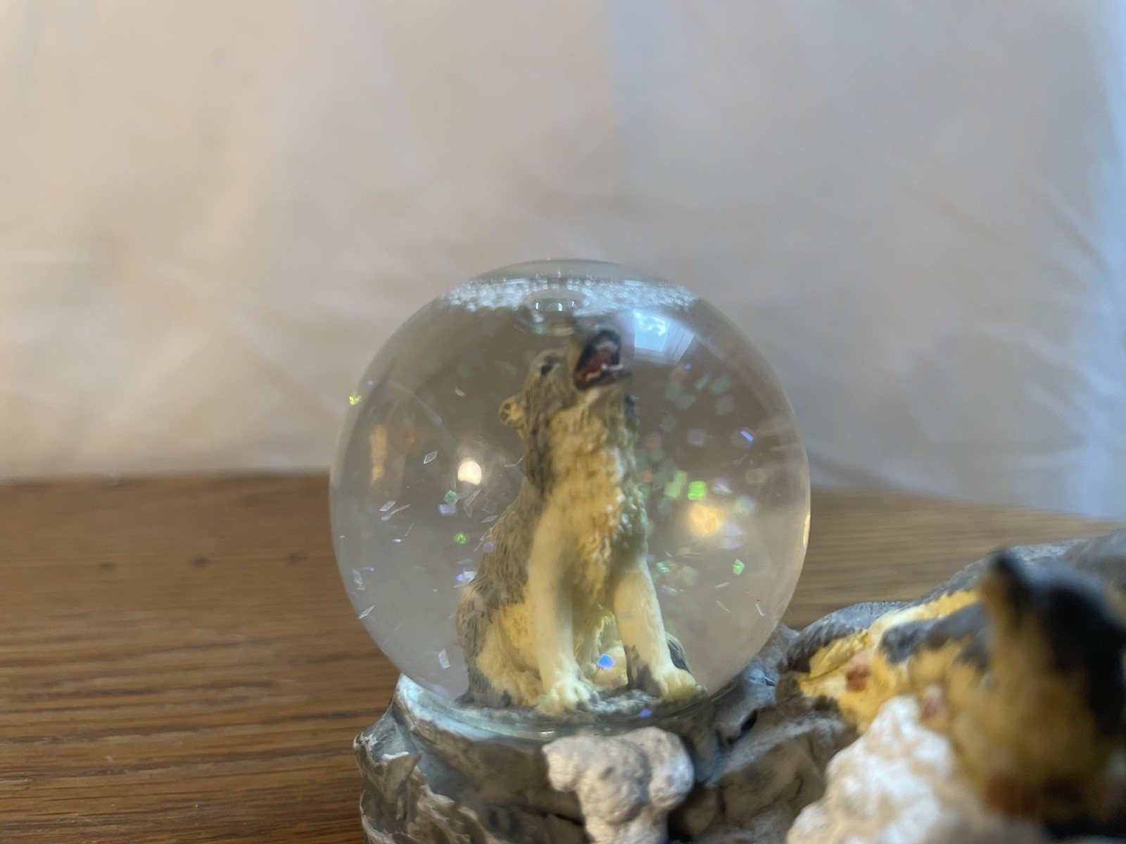 Wolf Glitter Globe with 3 Wolves On A Rock. Great Condition. Good For Gifts.