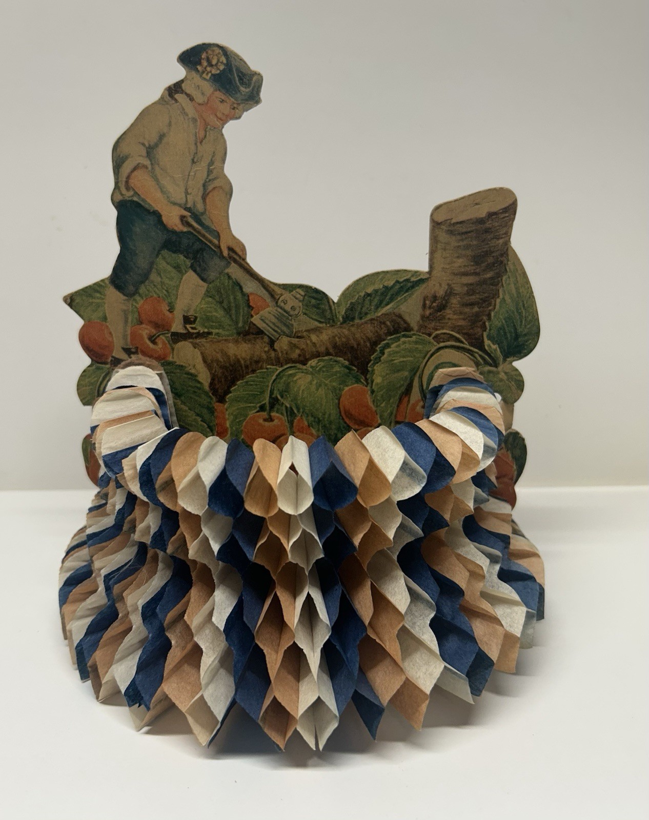 c1920s George Washington Cherry Tree Honeycomb Die Cut Centerpiece Beistle