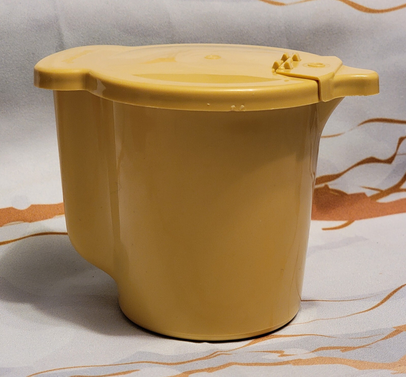 Tupperware Yellow Gold Creamer With Lid & Pour Spout 574-11 Vintage Flip Lid
