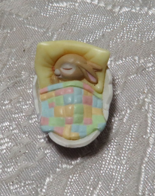 1986 HALLMARK MERRY MINIATURES BUNNY IN EGGSHELL BED WITH QUILT FIGURINE VINTAGE