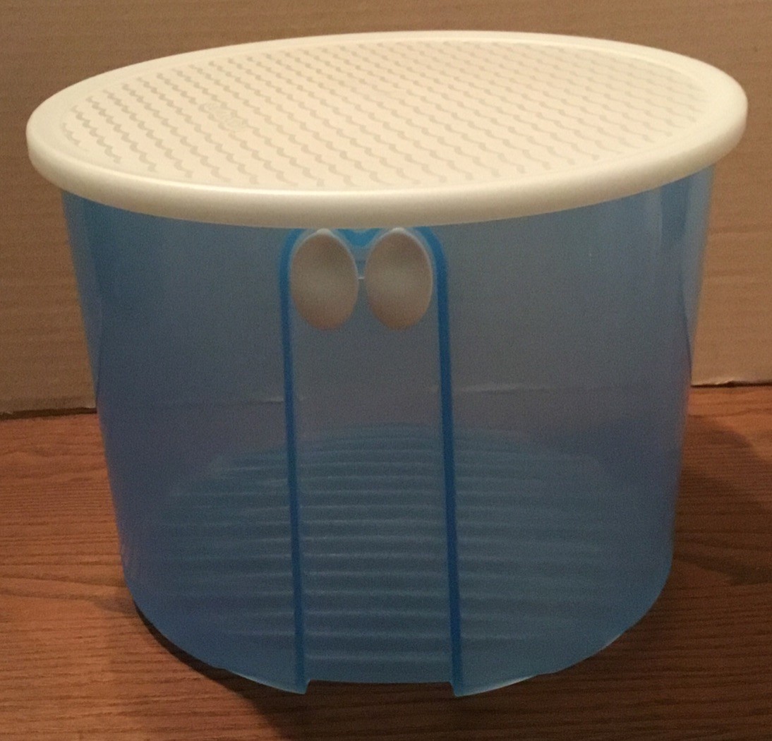 TUPPERWARE Fridge Smart 20 Cup Round Veggie Keeper Blue #3998