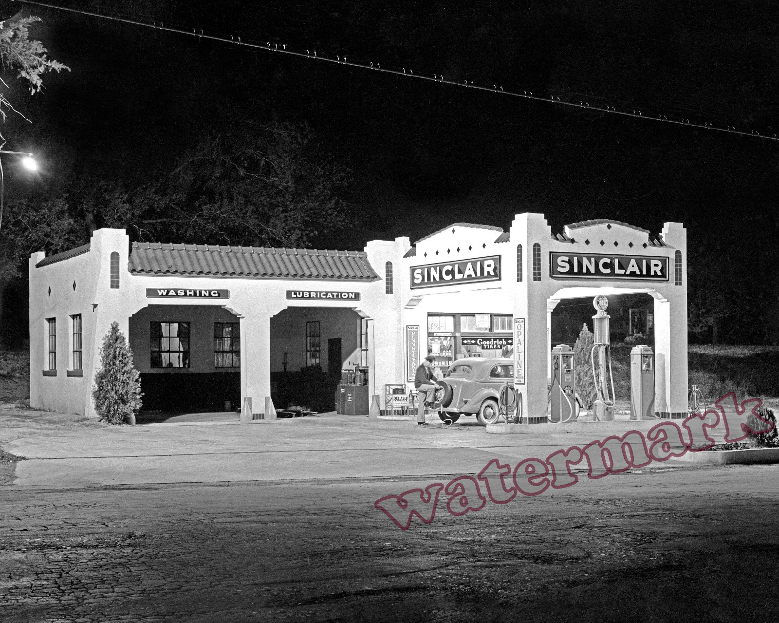 Photograph of a 1939 Sinclair Gas Station in San Augustine Texas 8×10