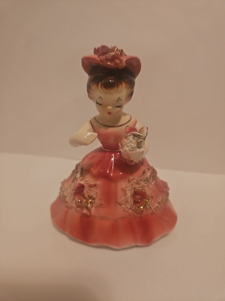 VINTAGE CERAMIC GIRL IN PINK DRESS AND HAT HOLDING FLOWERS Made In Japan Preown
