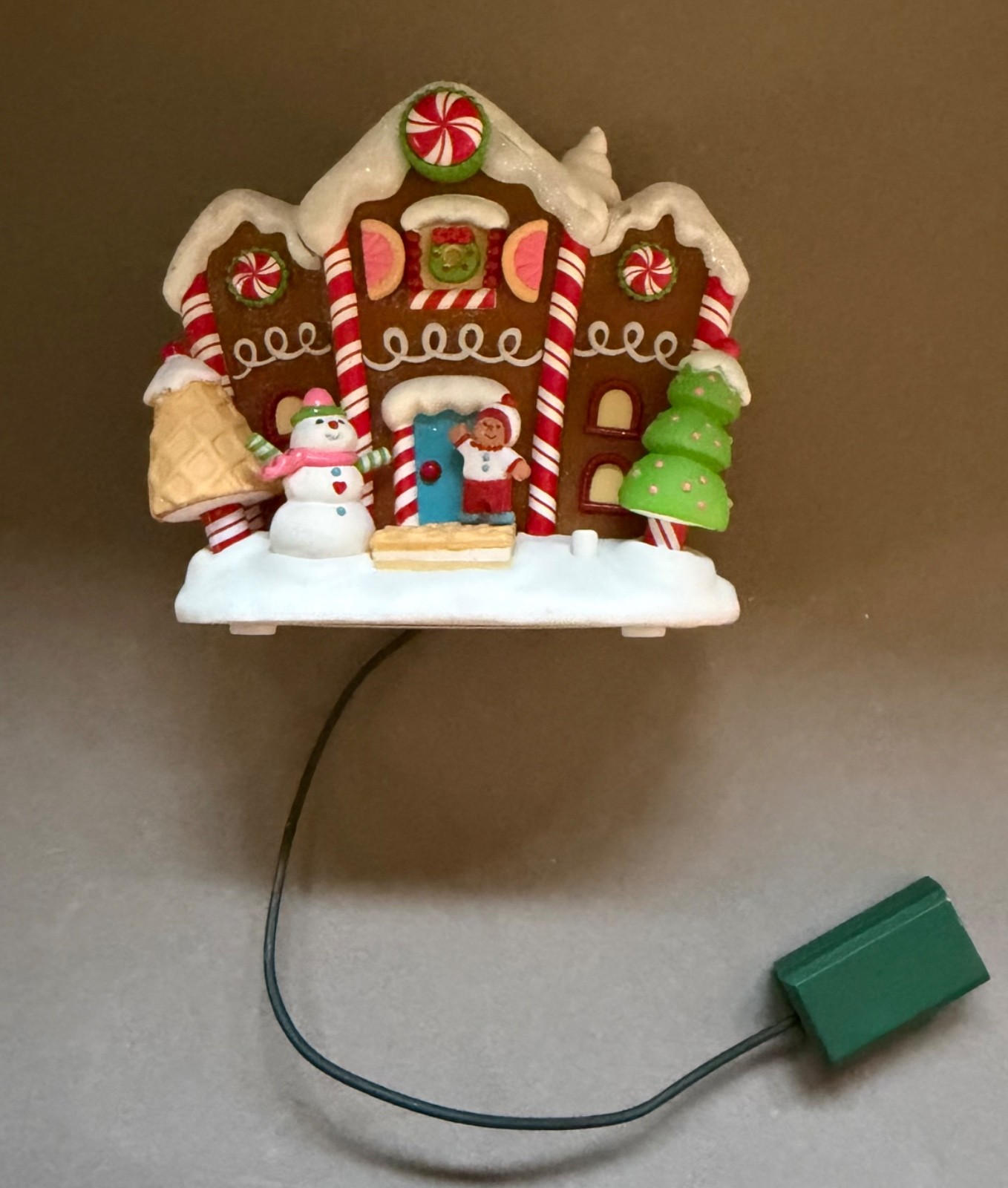 Hallmark 2017 Merriest House in Town Ornament – Magic Cord Not Included Bran