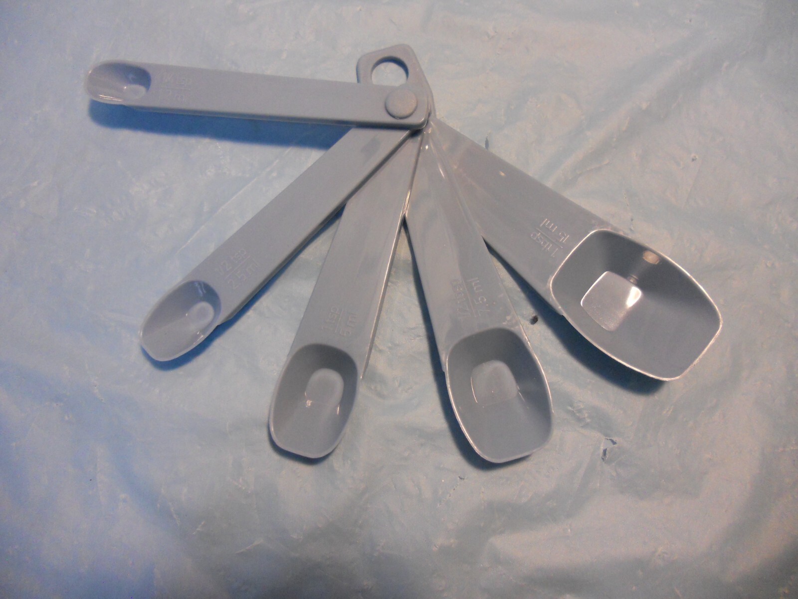 Vtg Blue Plastic Measuring Spoons Set of 5, TBSP Tsp Milliliter Ml Markings