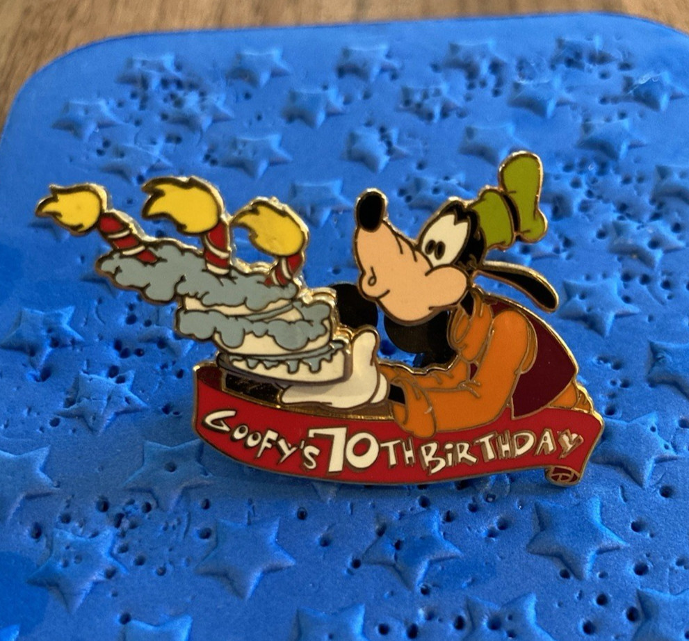 Disney Pin LE 5000 ~ 2002 Goofy’s 70th Birthday – Blowing out Candles on Cake