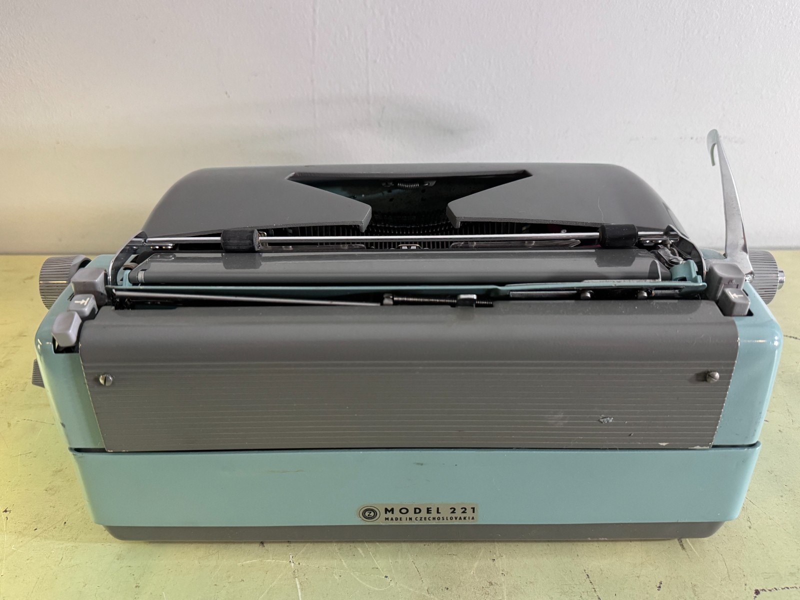 1969 Consul 221 Typewriter • Seafoam Blue & Slate Gray • w/ Case, Key, Extras