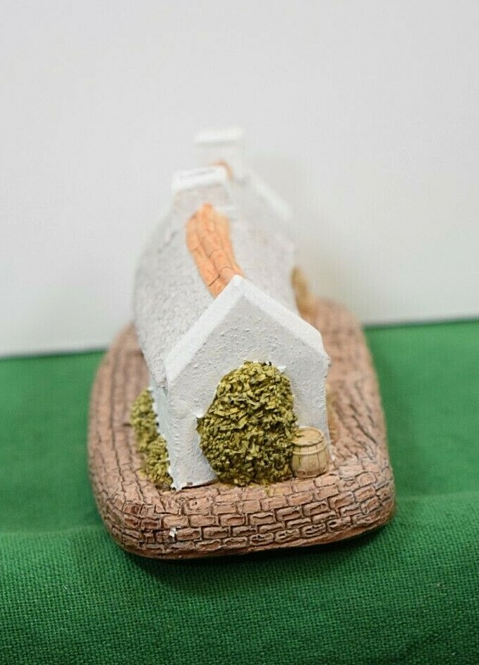 Lilliput Lane Burns Cottage Mint in its original box with a deed.