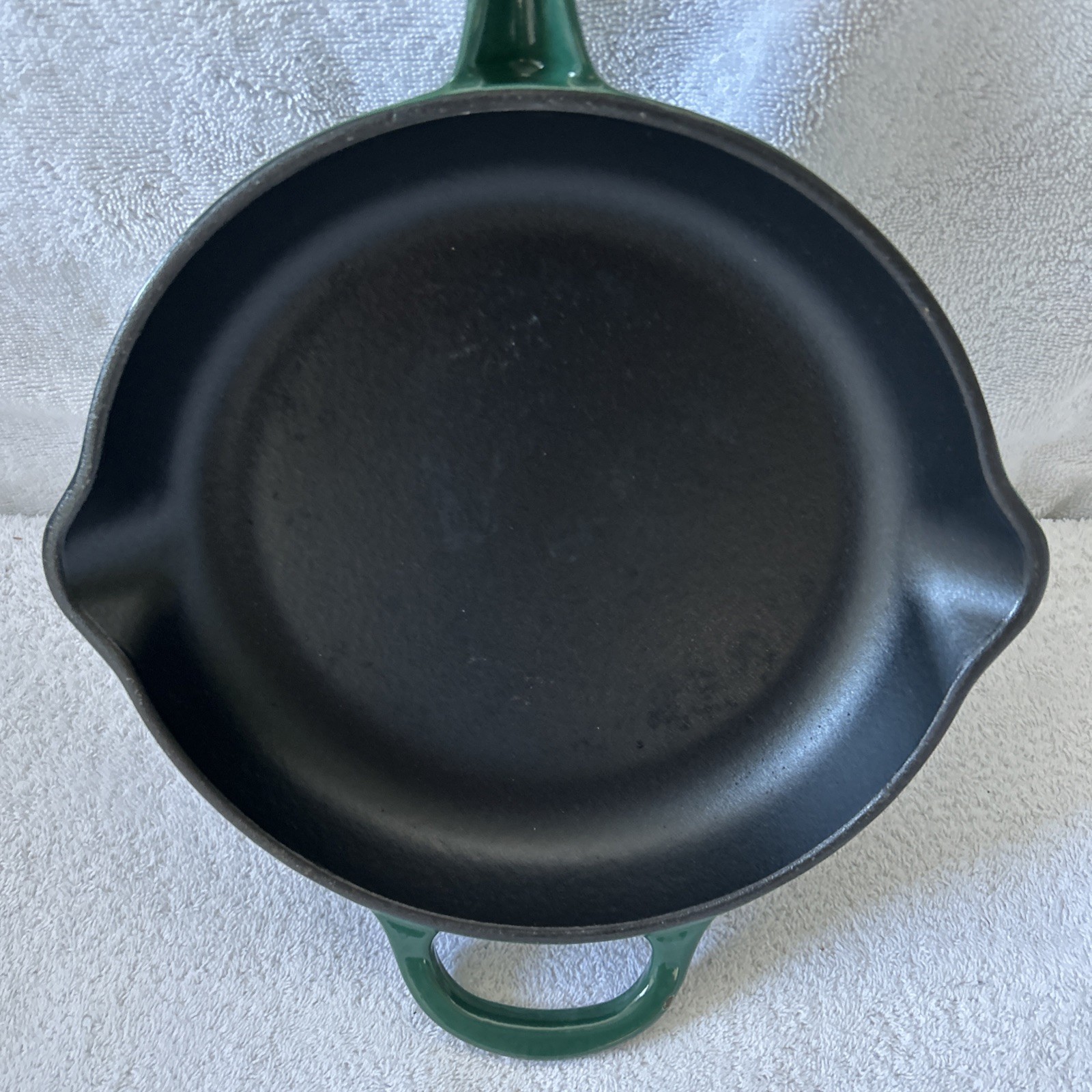 Crofton 9” Green Cast Iron Enameled Skillet Pan Dual Pour Spouts