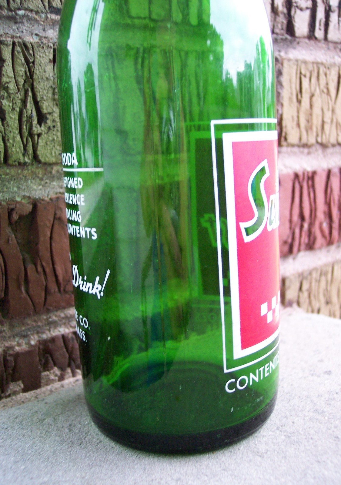 SUNCREST SODA BOTTLE 28oz 1966 FALL RIVER MASSACHUSETTS RARE GREEN POP BOTTLE