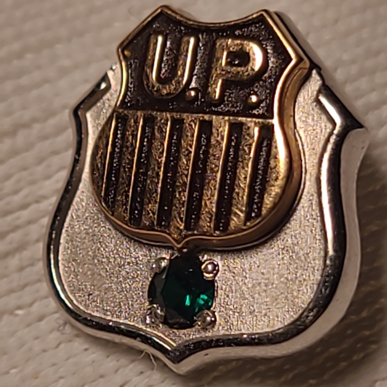 10K Union Pacific Railroad Service Lapel Pin 1.8 Grams Emerald Stone Marked 10k