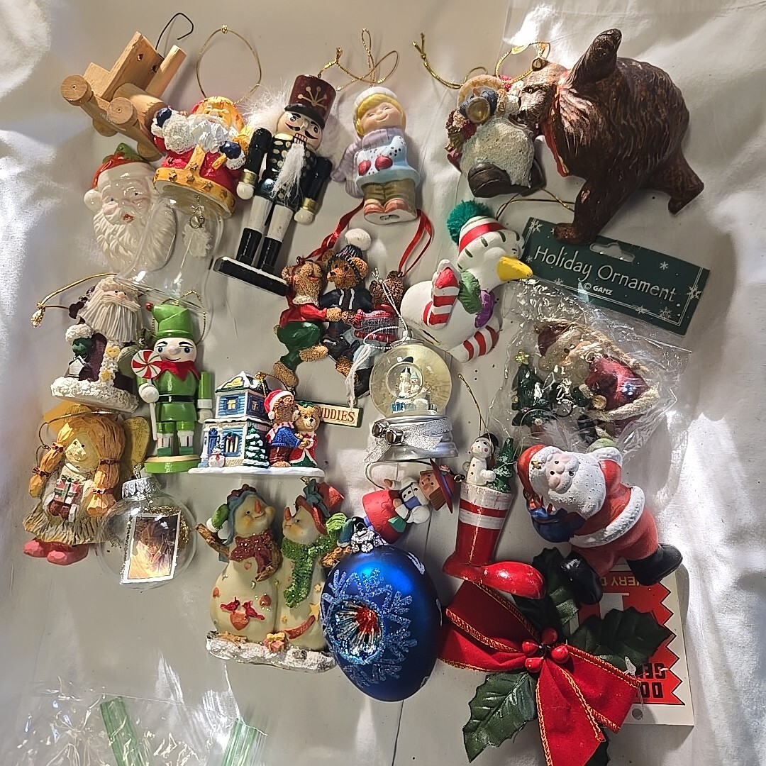 22 Vintage Christmas Decor Ornaments 1970’s To Now Felt Wood Plastic Metal Rare